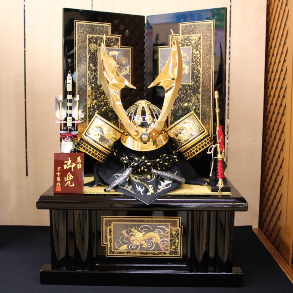 収納兜飾りの画像